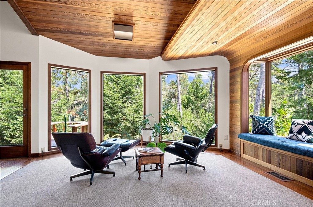 565 Chiswick Way Property Photo 6
