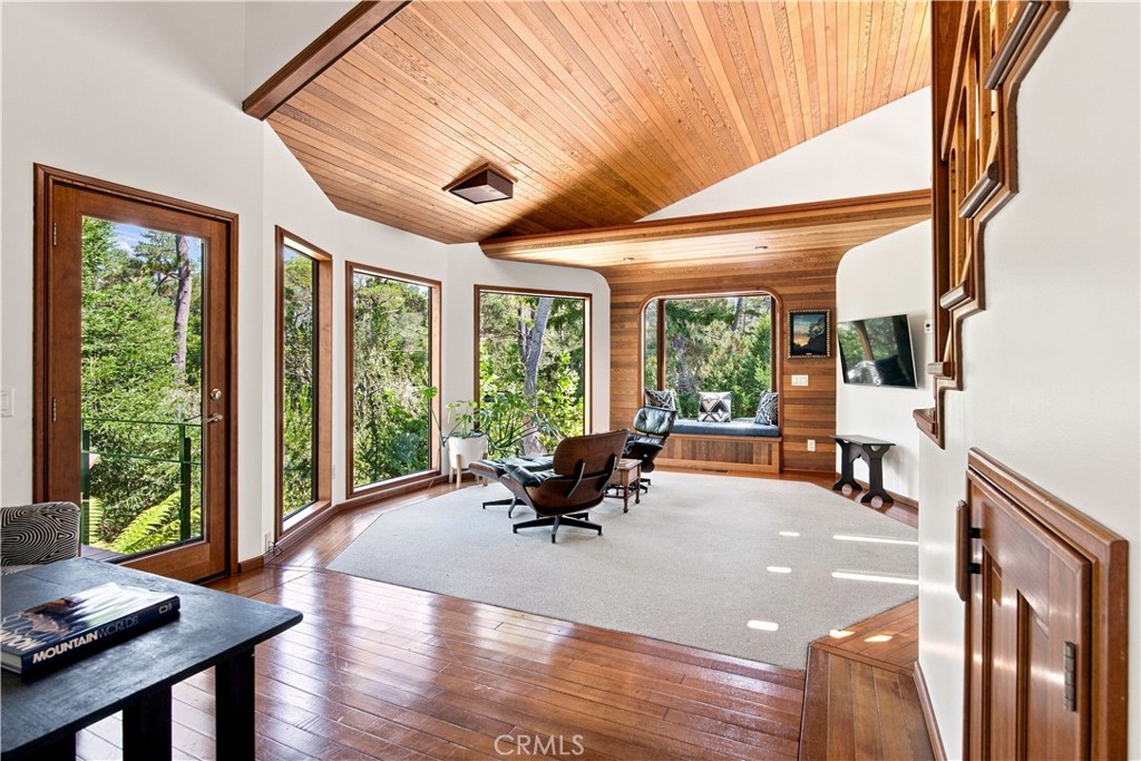 565 Chiswick Way Property Photo 7