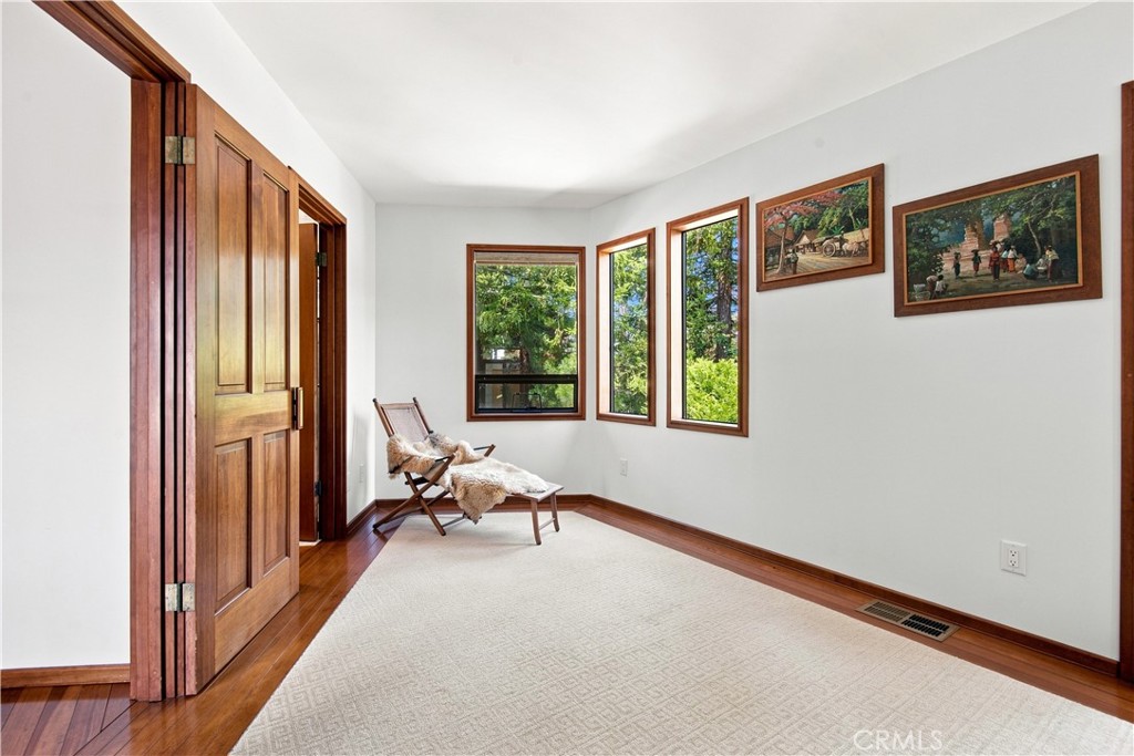 565 Chiswick Way Property Photo 32