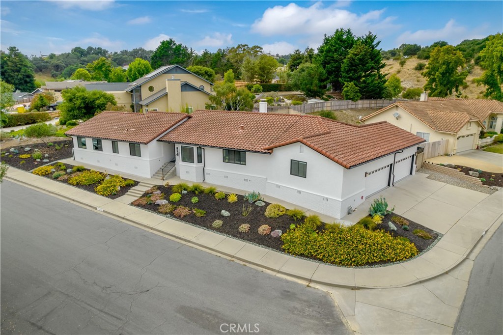 1096 Robin Circle Property Photo 1