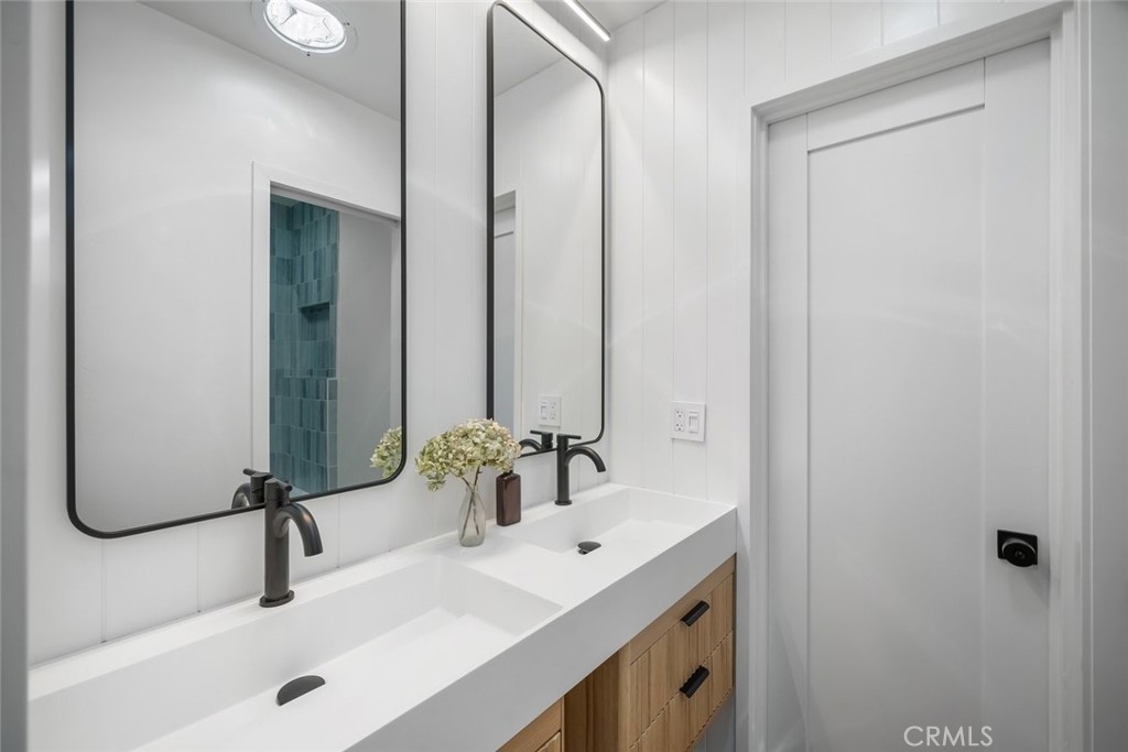 1304 Sydney Property Photo 35