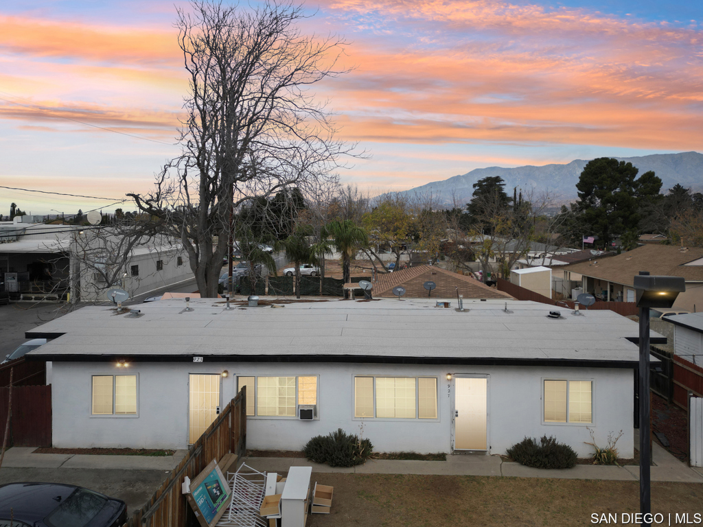 925 Magnolia Ave Property Photo 1