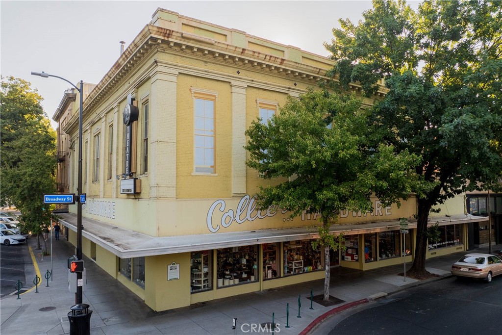 105 Broadway Street Property Photo 1