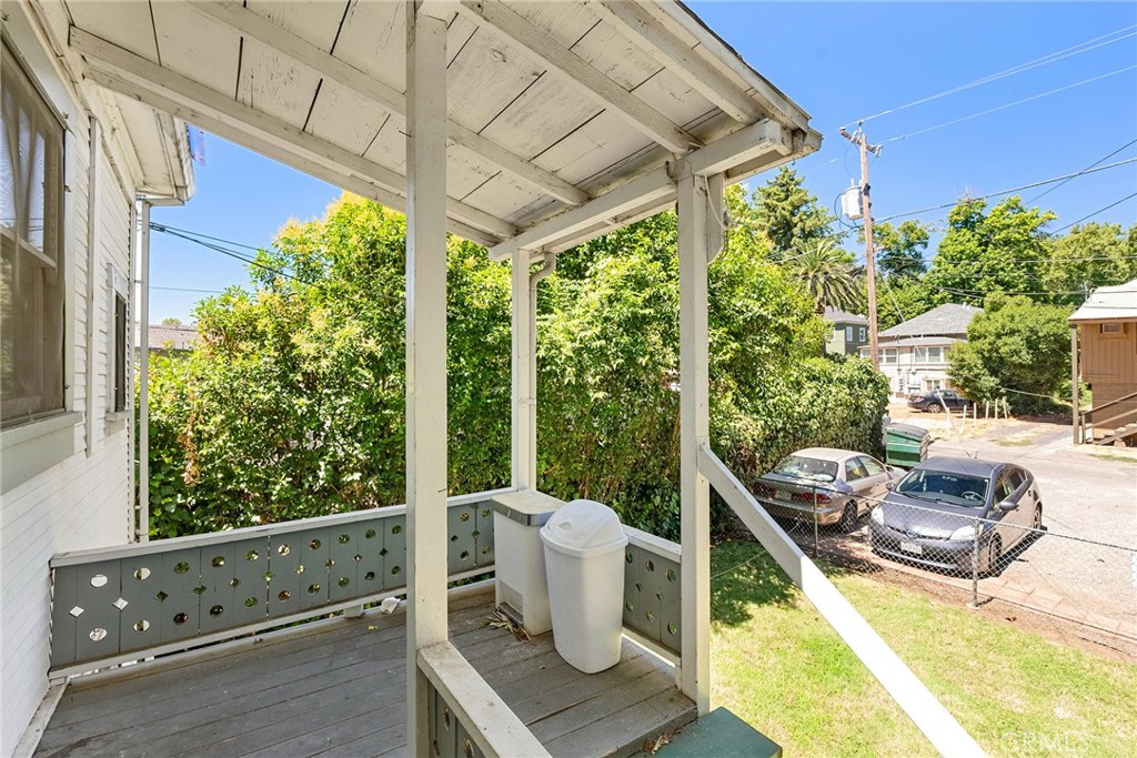812 W 1st Street Property Photo 6