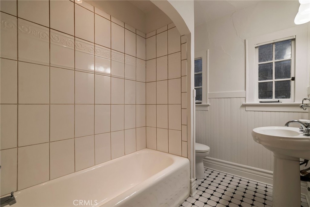 667 E 8th Street Property Photo 23