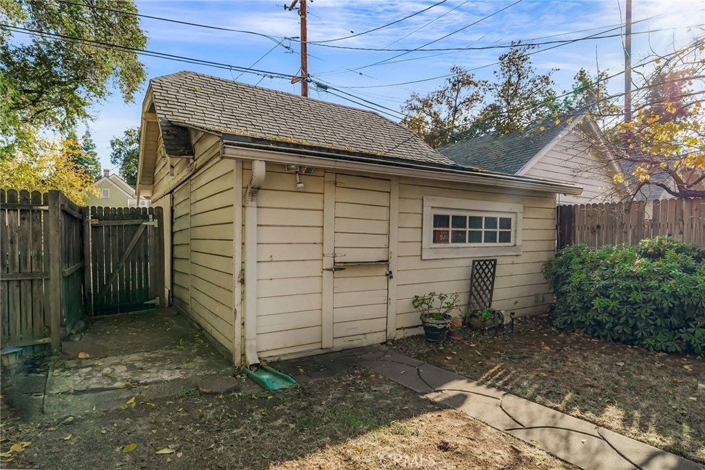 667 E 8th Street Property Photo 32