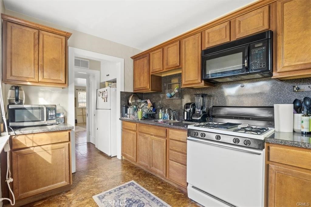454 E 8th Street Property Photo 16