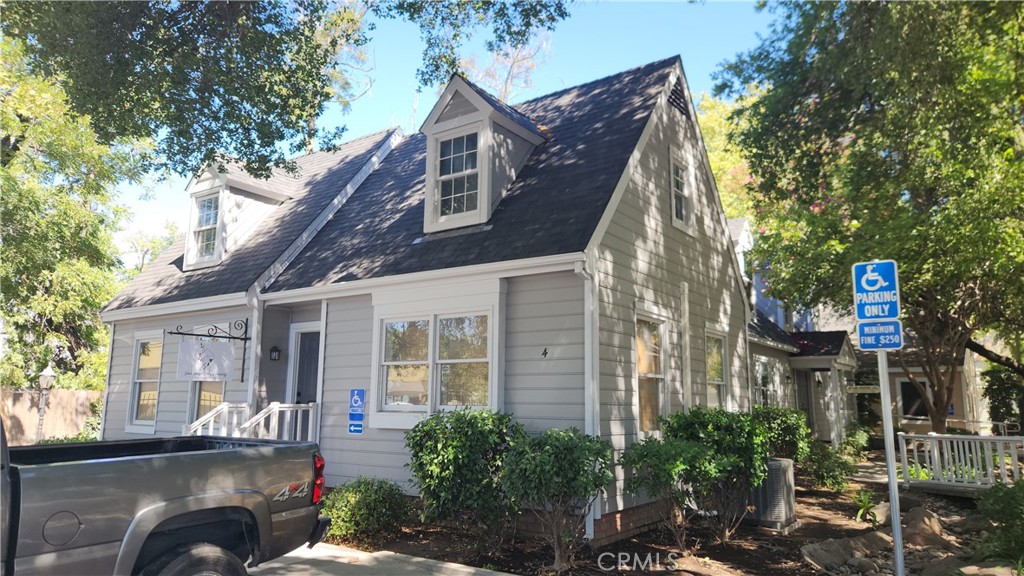 4 Williamsburg Lane Property Photo 1