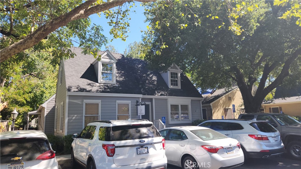 4 Williamsburg Lane Property Photo 2