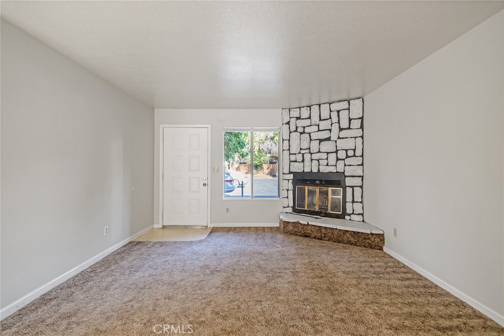 811 W 2nd Property Photo 6