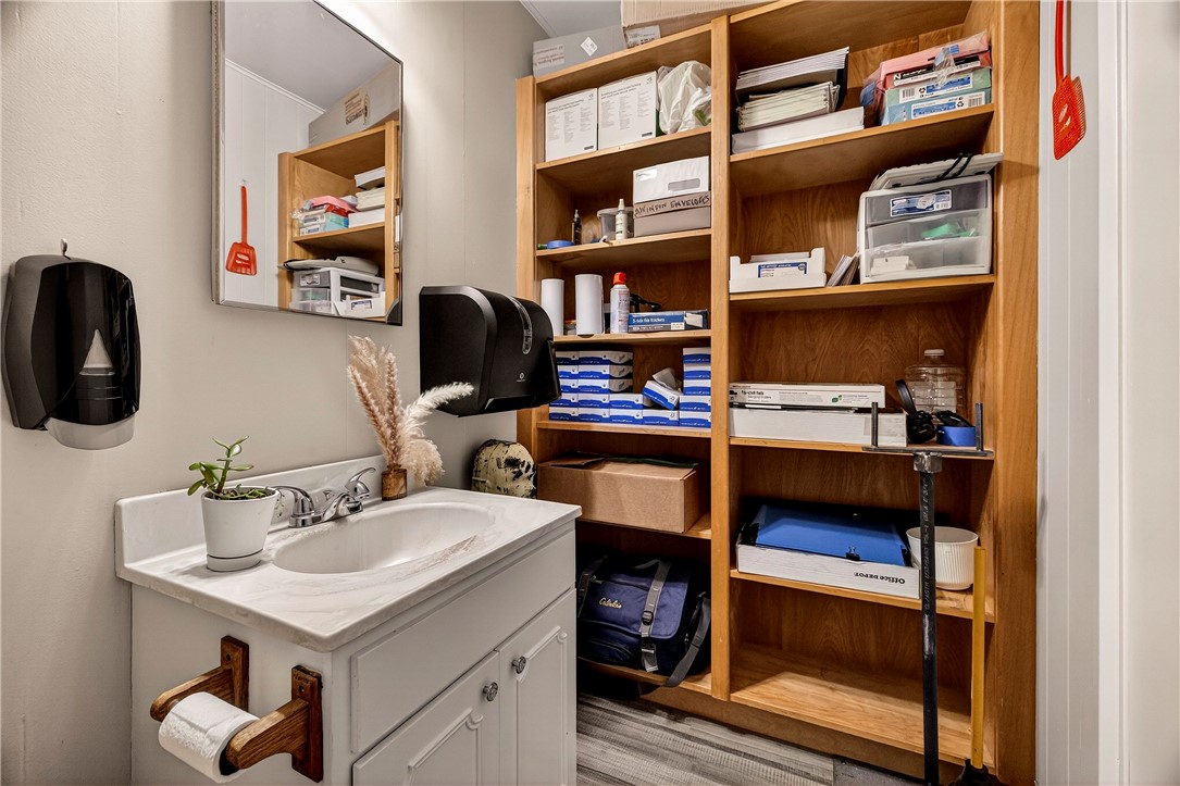 1015 1021 &25 W Wood St Property Photo 15