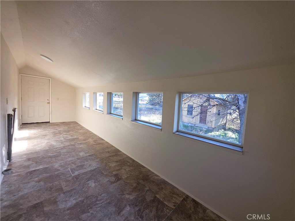 905 Campbell Property Photo 28