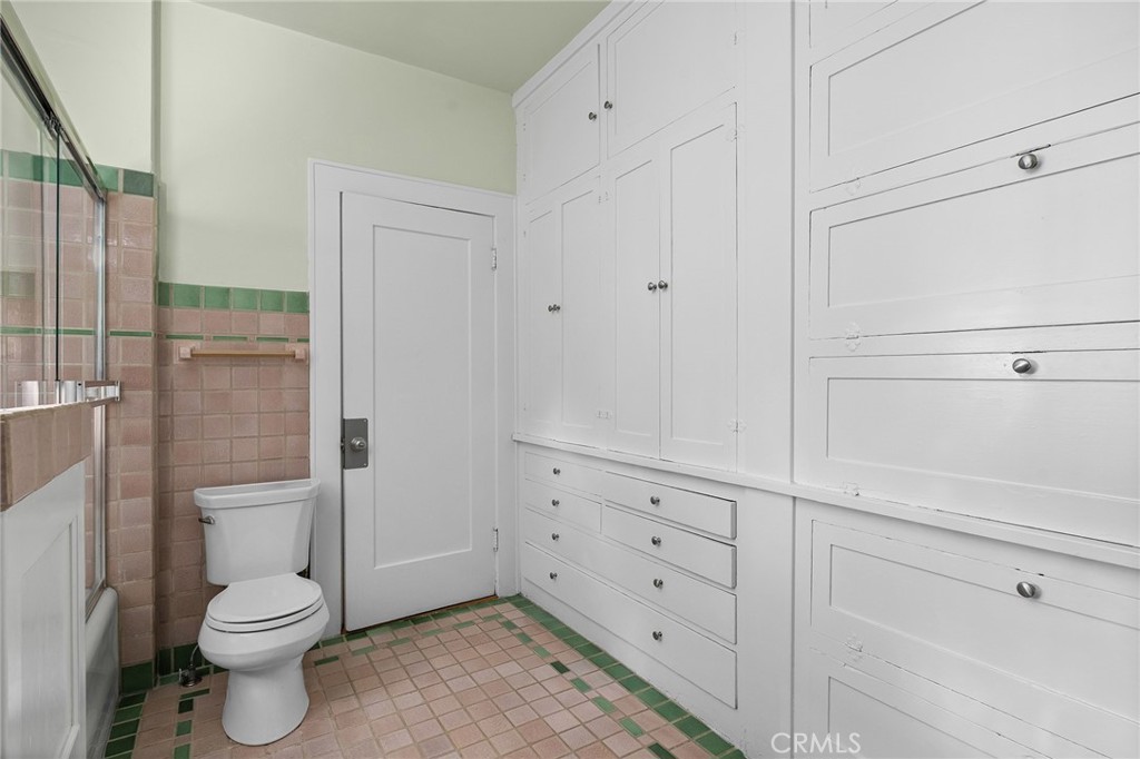 587 E 3rd Property Photo 34