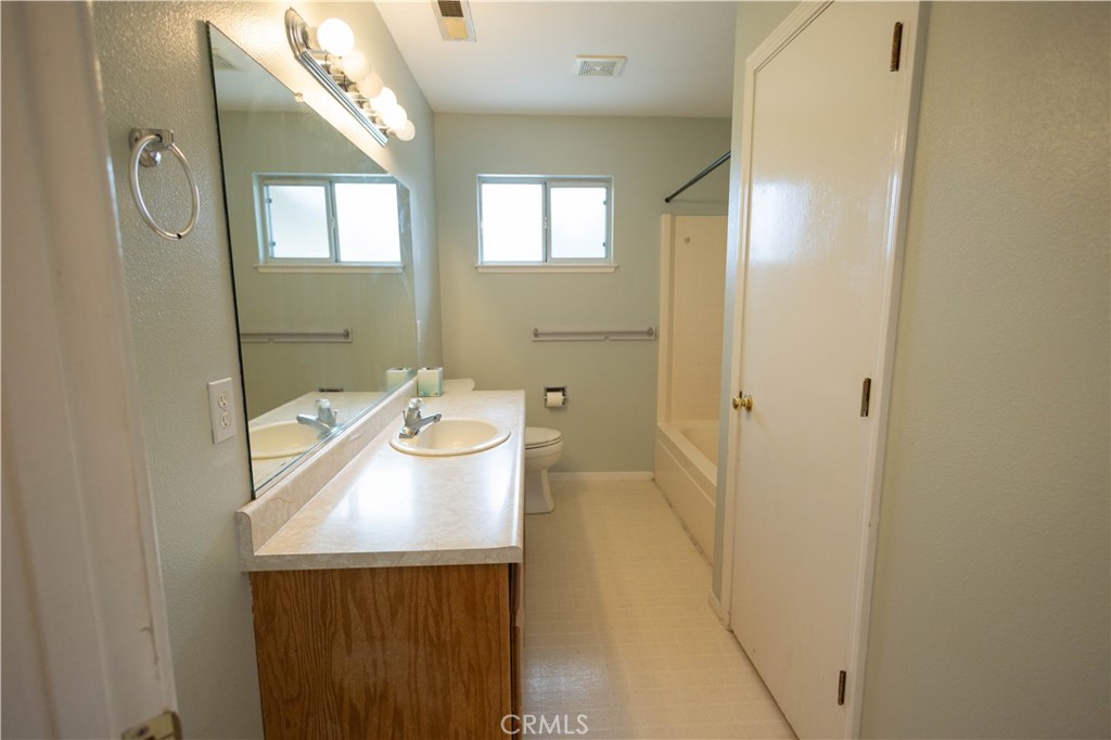 6042 Grange Property Photo 16