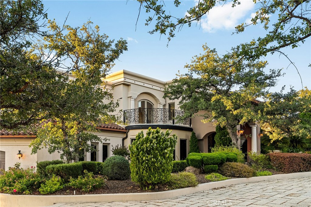 876 Whispering Winds Property Photo 4