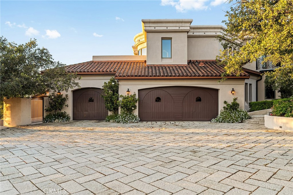 876 Whispering Winds Property Photo 6