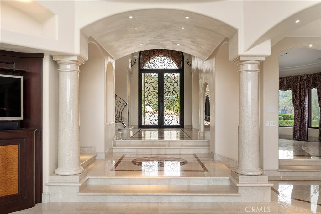 876 Whispering Winds Property Photo 9
