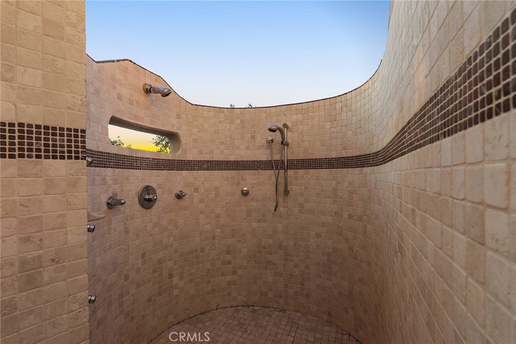 876 Whispering Winds Property Photo 62