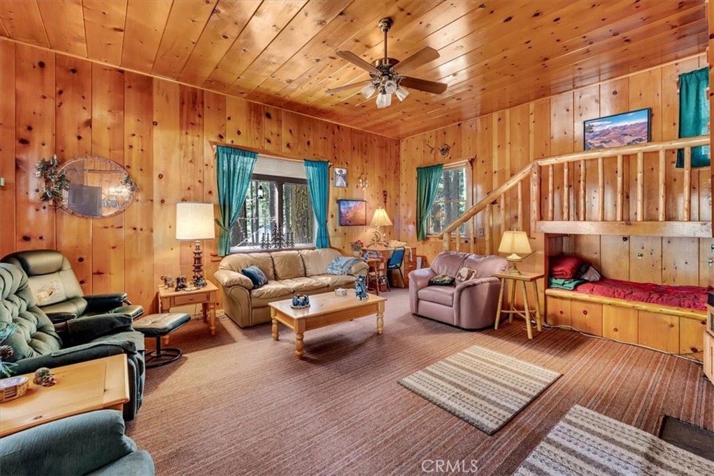18129 Elm Way Property Photo 3