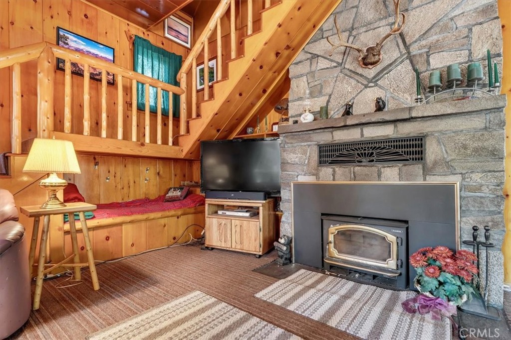 18129 Elm Way Property Photo 4