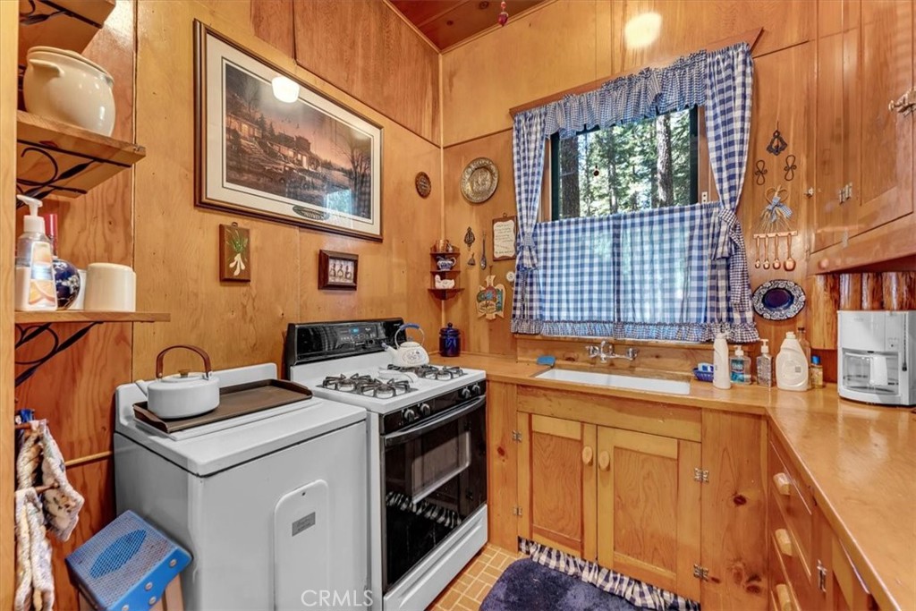 18129 Elm Way Property Photo 7