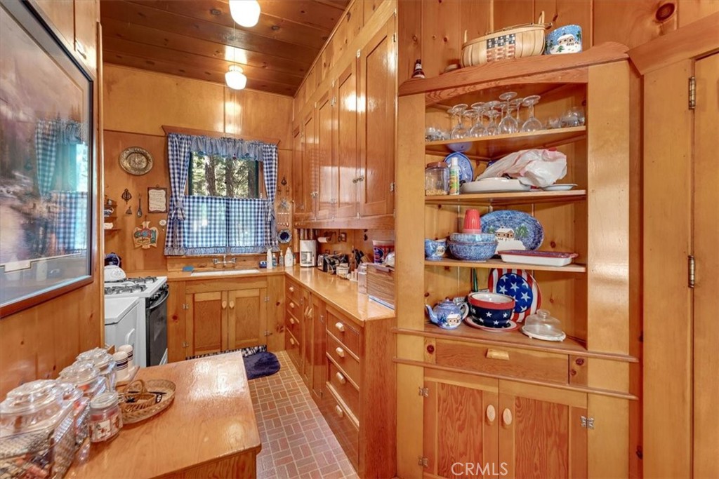 18129 Elm Way Property Photo 8