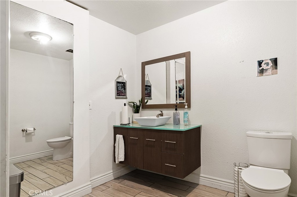 135 W 8th Property Photo 27