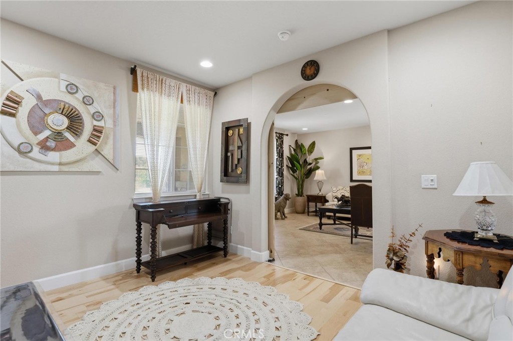 5526 Turnberry Property Photo 3
