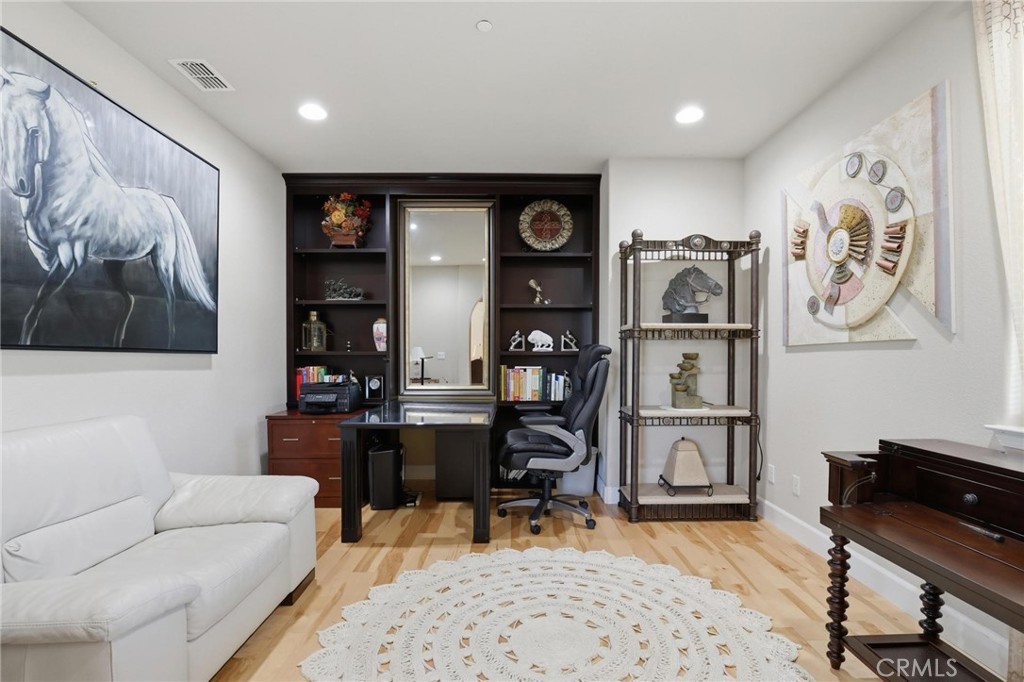 5526 Turnberry Property Photo 4