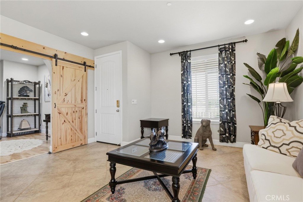5526 Turnberry Property Photo 7