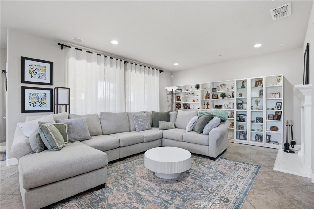 5526 Turnberry Property Photo 8
