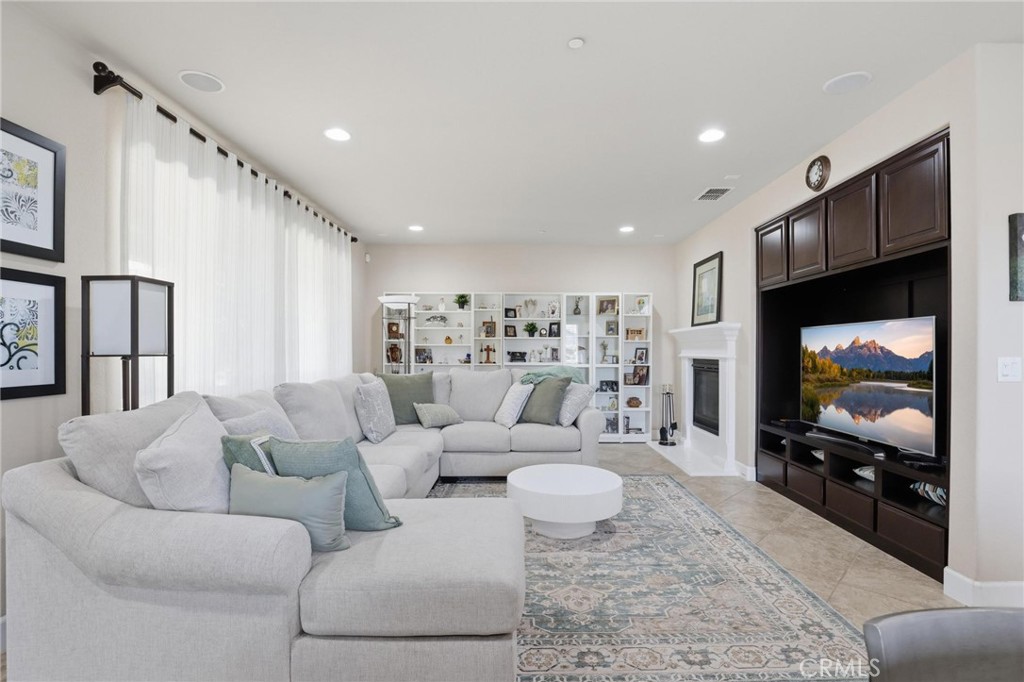 5526 Turnberry Property Photo 9