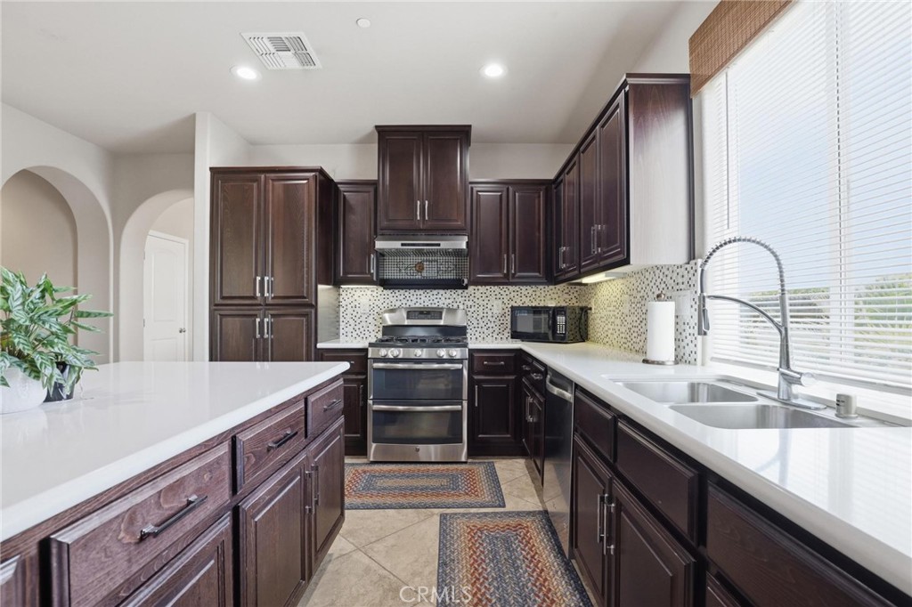 5526 Turnberry Property Photo 11