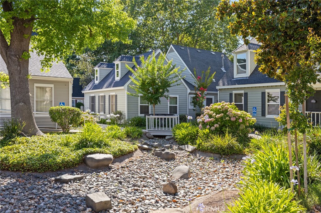 9 Williamsburg Property Photo 3