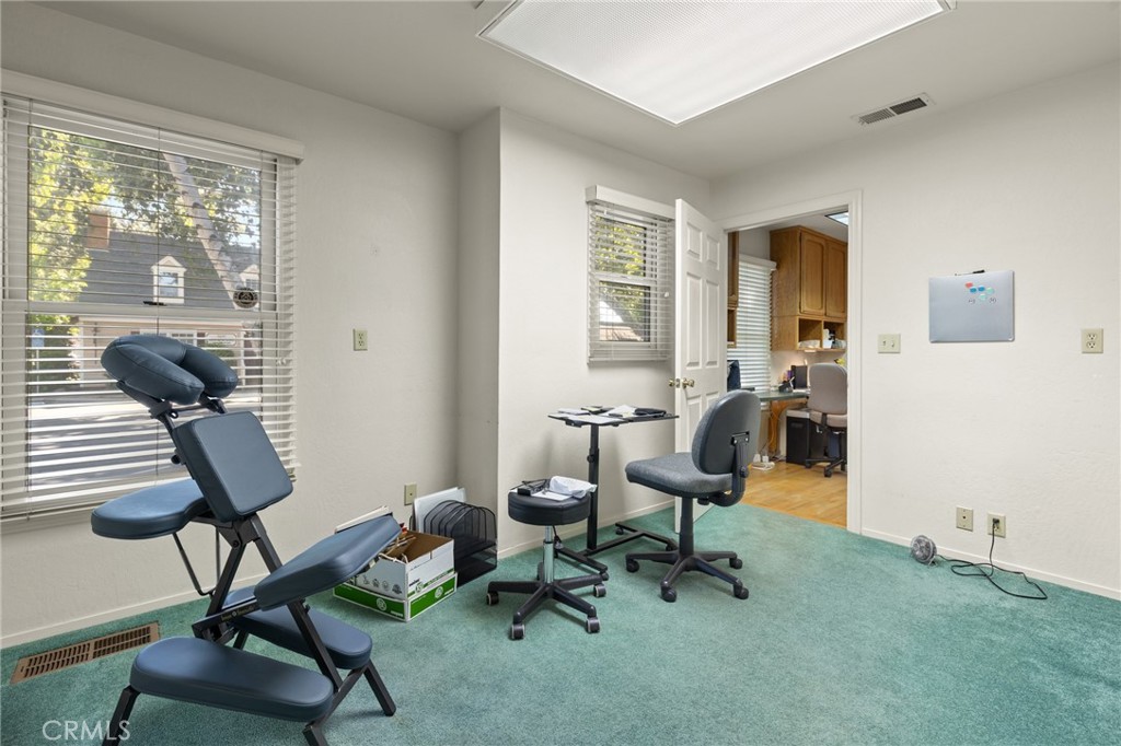 9 Williamsburg Property Photo 7
