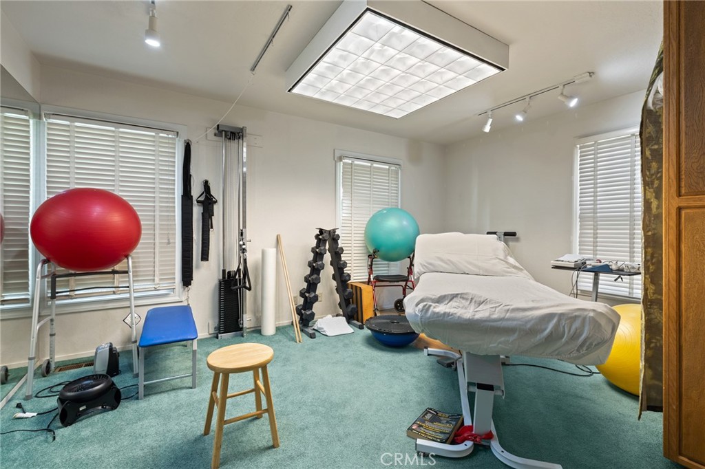 9 Williamsburg Property Photo 10