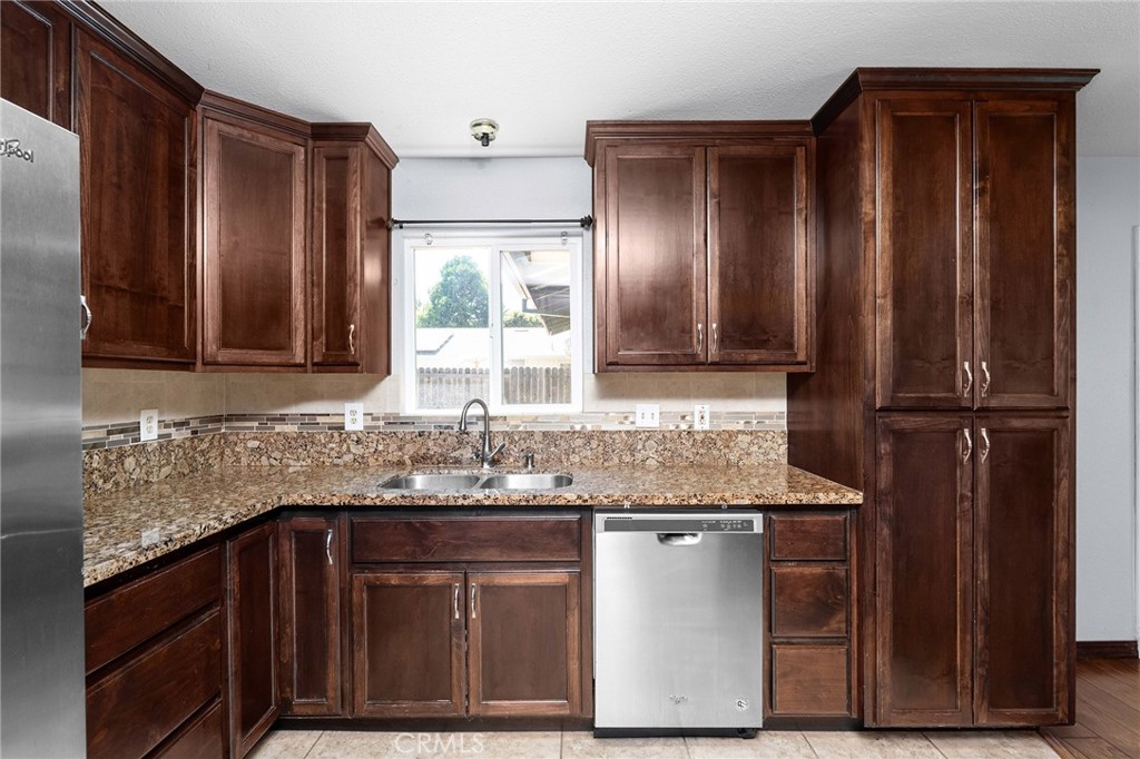 1033 Date Street Property Photo 25