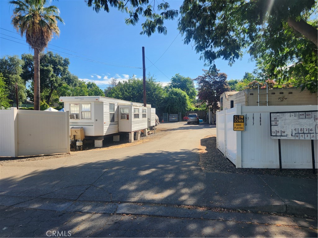 1681 Oak Street Property Photo 5
