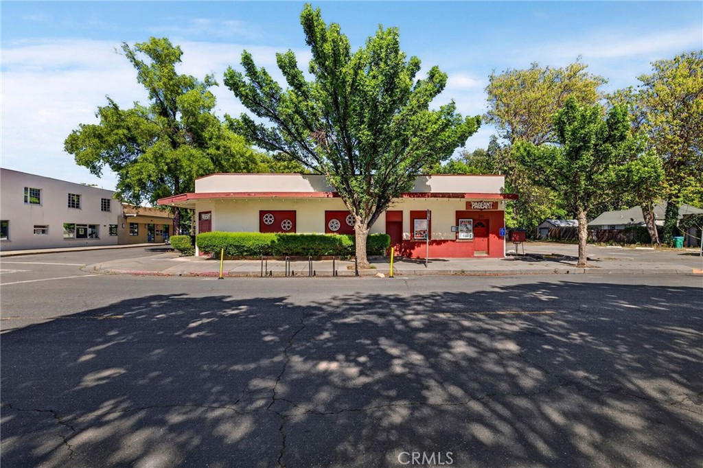 351 E 6th Street Property Photo 3