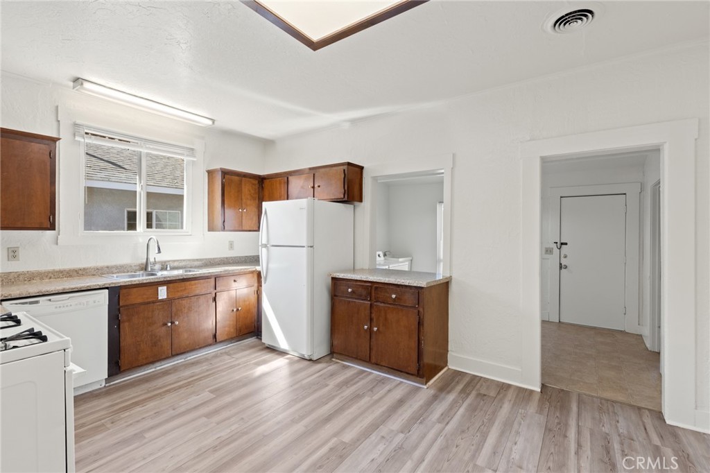 1038 W 5th Street Property Photo 5