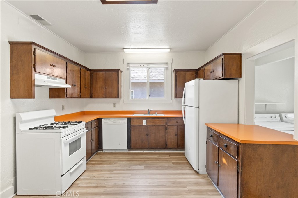 1038 W 5th Street Property Photo 6
