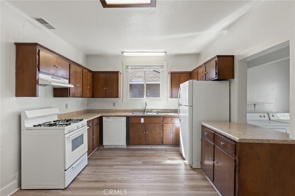 1038 W 5th Street Property Photo 6
