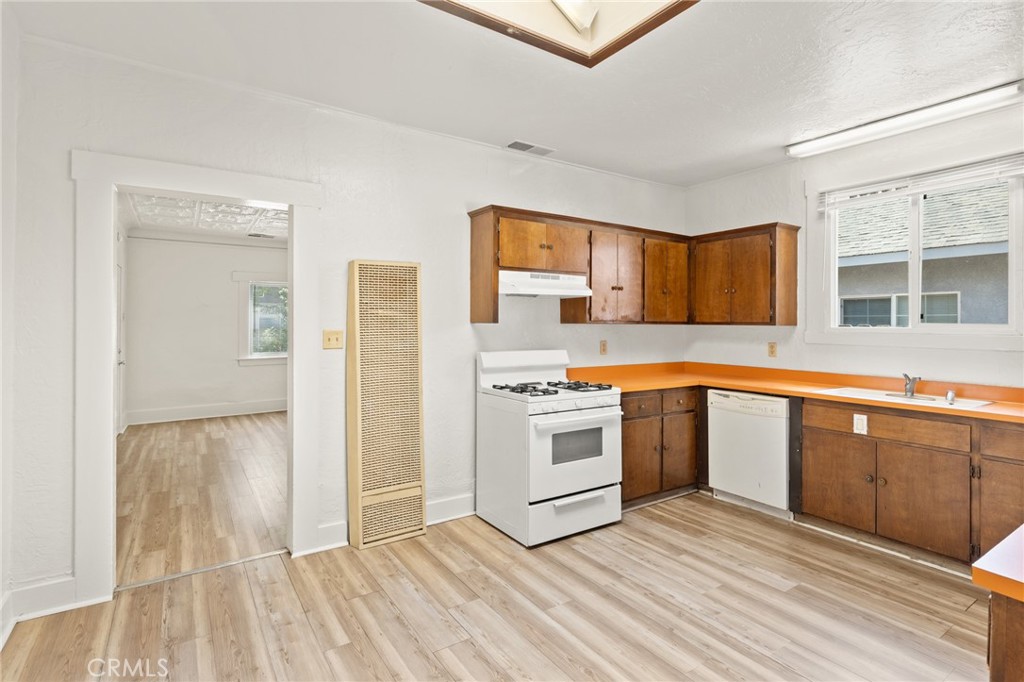 1038 W 5th Street Property Photo 7