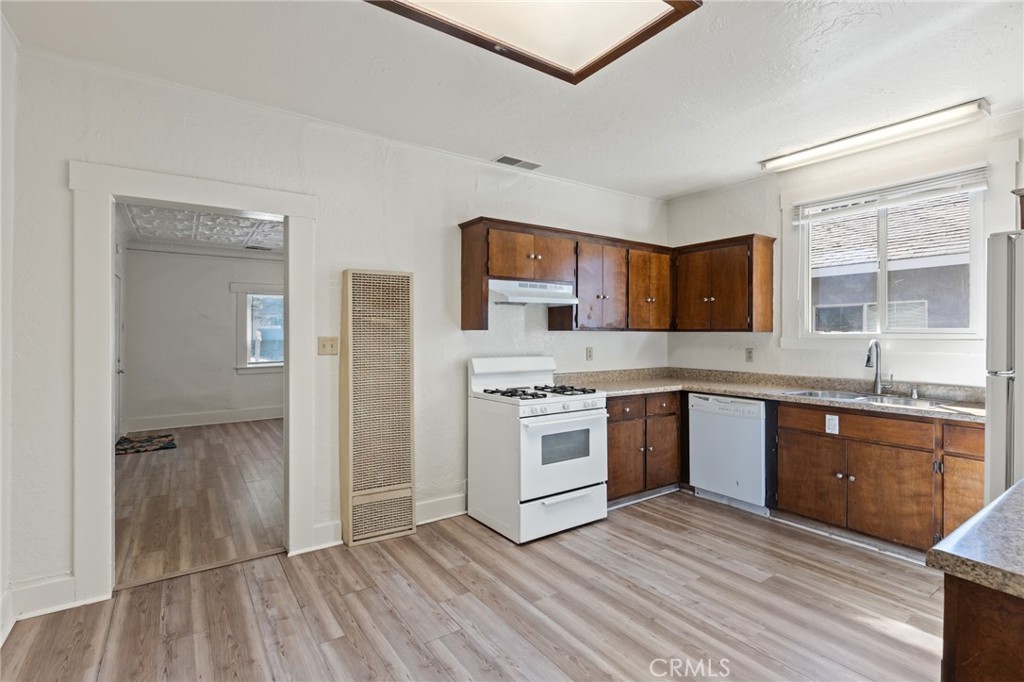 1038 W 5th Street Property Photo 7
