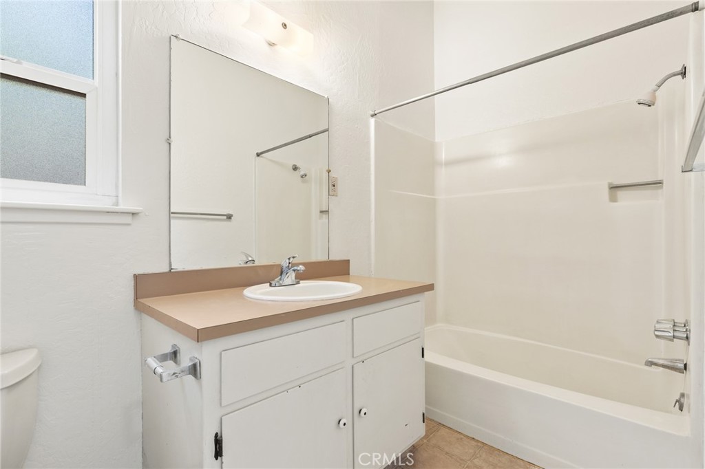 1038 W 5th Street Property Photo 13