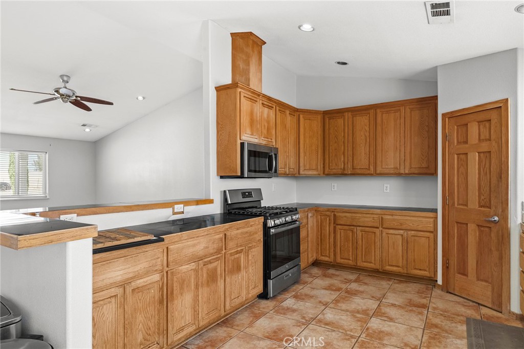 24661 Rowland Ln Property Photo 9