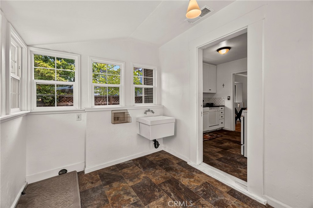 234 W 3rd Property Photo 35
