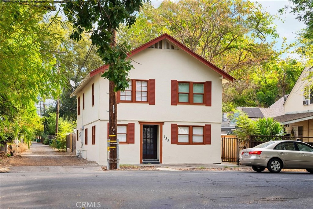 735 Pine Street Property Photo 2