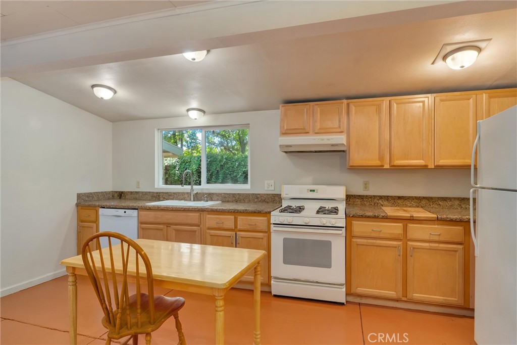 2050 Laburnum Property Photo 5