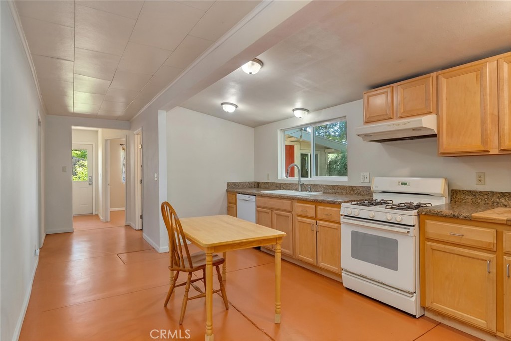 2050 Laburnum Property Photo 11